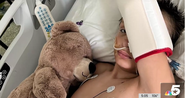 Cody John Olson está hospitalizado desde que foi alvejado pelo namorado da mãe. (Captura de tela/KXAS-TV)