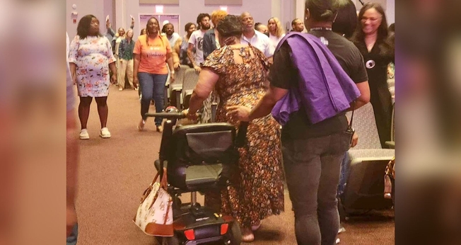 A mulher saiu do culto empurrando sua scooter. (Foto: Reprodução/Facebook/Demontae Edmonds)
