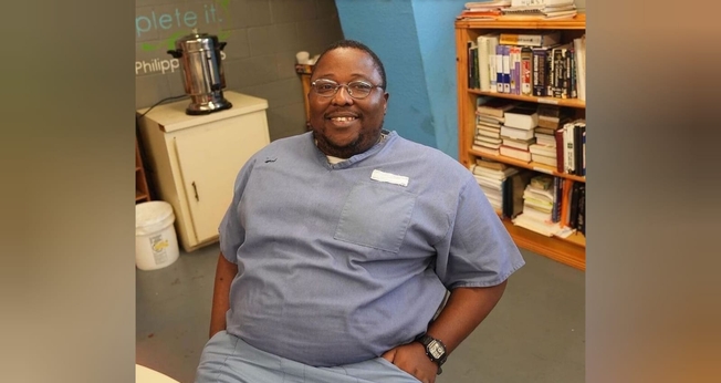 Condenado à prisão perpétua, o neto foi alcançado por Jesus na prisão. (Foto: Instagram/God Behind Bars).