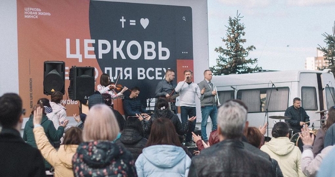 Membros da Igreja Nova Vida em Minsk se reúnem no estacionamento para culto. (Foto: Facebook/Igreja Nova Vida)