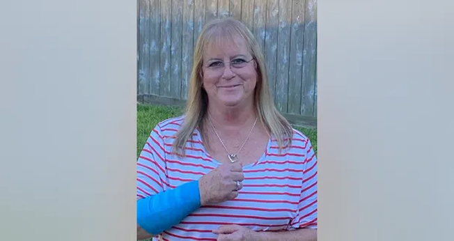 Peggy Jones com o braço engessado após ser atacada por uma cobra e um falcão em sua propriedade no Texas.  (Foto: Peggy Jones)