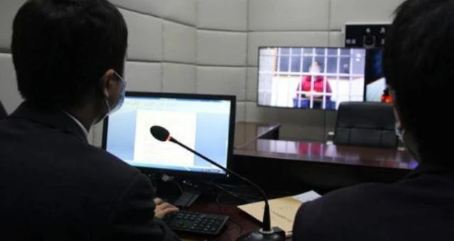 Polícia de Zhejiang conduzindo um interrogatório. (Foto: Reprodução/Bitter Winter).