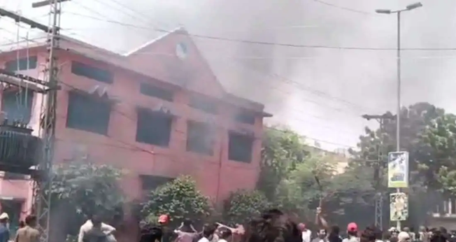 Uma multidão de muçulmanos atacou um bairro cristão em Jaranwala. (Foto: UCA News).