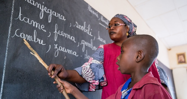 Professora e aluno na África. (Foto: Ilustração/Flickr/Global Partnership for Education - GPE)