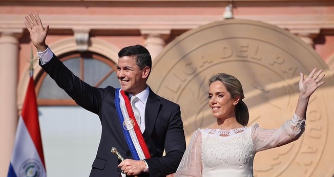 Ao lado da primeira-dama, Santiago Peña cumprimenta o público presente à cerimônia de posse, em Assunção. (Foto: Instagram/Santipenapy)