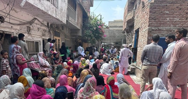 Cristãos em culto no Paquistão. (Foto: Twitter/Faraz Pervaiz).