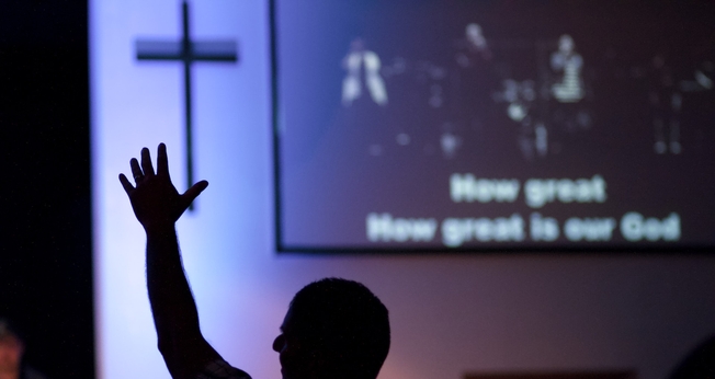 Homem em igreja. (Foto: Imagem ilustrativa/Unsplash/Cam Huxford).