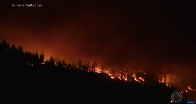 As chamas devastaram parte da ilha de Tenerife. (Foto: Reprodução/YouTube/Jornal da Record)