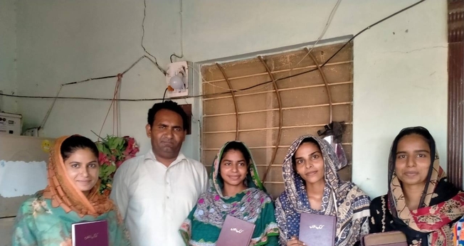 Cristãos recebendo Bíblias da Mission Cry. (Foto: Imagem ilustrativa/Facebook/Mission Cry).