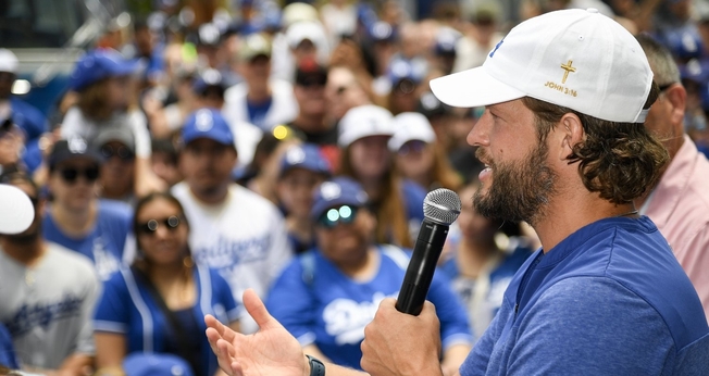 O arremessador do Los Angeles Dodgers, Clayton Kershaw, fala durante o Dia da Fé Cristã e da Família do time. (Foto de Jon SooHoo, Los Angeles Dodgers)