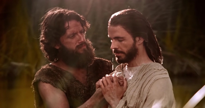 Jesus é batizado por João Batista. (Captura de tela/YouTube/Messages of Christ)