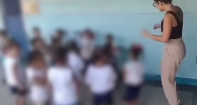Diretora de creche dança funk com conotação sexual junto a crianças. (Captura de tela/YouTube/UOL)
