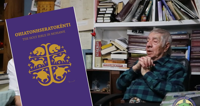 Harvey Satewas Gabriel e Bíblia na língua moicana. (Captura de tela/YouTube/Serge Otsi Simon/Facebook/UCCan Indigenous Ministries)
