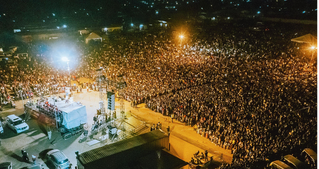 Milhares ouvem o Evangelho na Guiné-Bissau. (Foto: World Harvest)