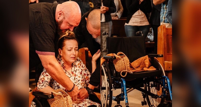A mulher foi curada e deixou cadeira de rodas. (Foto: Instagram/Robby Dawkins)