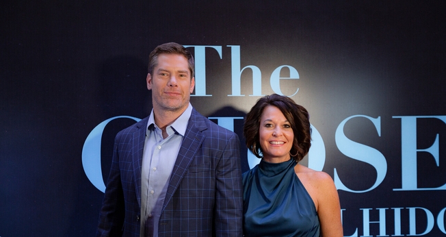 Amanda Jenkins e o esposo Dallas Jenkins. (Foto: Divulgação/360 WayUp).