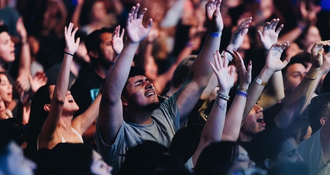 O culto jovem em LA. (Foto: Facebook/Gen Z For Jesus)