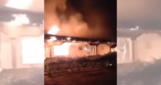 Igreja incendiada na Nigéria. (Captura de tela/Instagram Portas Abertas Brasil)