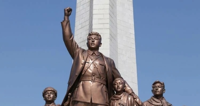 Os membros da família Kim são retratados como deuses à população. (Foto: Portas Abertas)