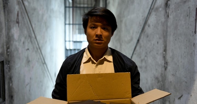 Ming com caixas de Bíblias que distribuirá secretamente. (Foto: Portas Abertas)
