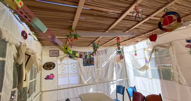Sukkah por dentro. (Captura de tela/YouTube Israel com Aline).