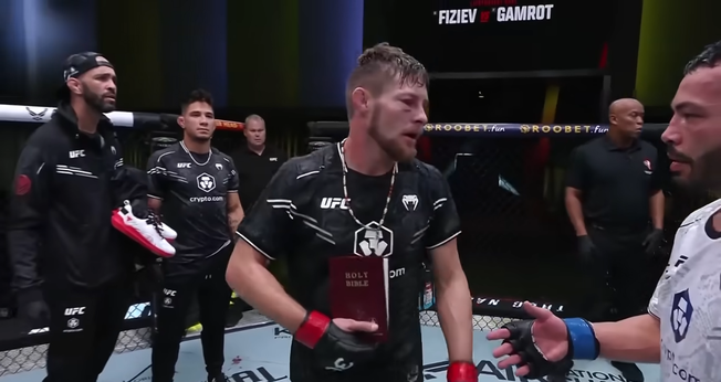 Entrevista com Bryce Mitchell no octógono. (Captura de tela/UFC)