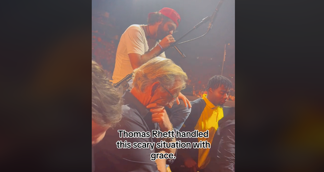 Momento em que cantor Thomas Rhett faz oração por fã. (Captura de tela/TikTok/Sheena Lynn)