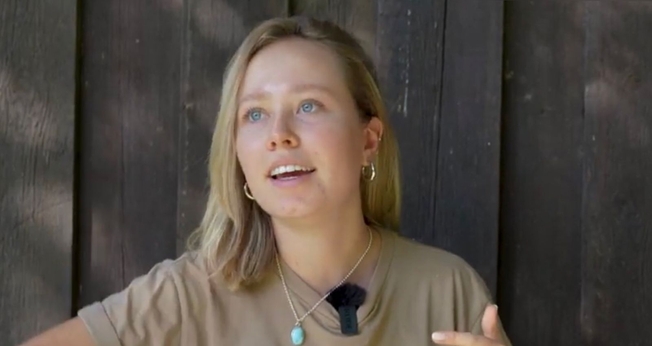 Nehama testemunhou o que Jesus fez em sua vida. (Foto: Reprodução/YouTube/SO BE IT!)