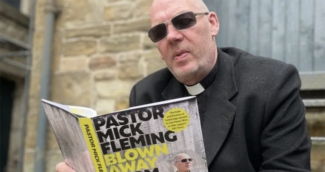 O pastor Mick Fleming escreveu um livro contando sua história. (Foto: Reprodução/God Reports)