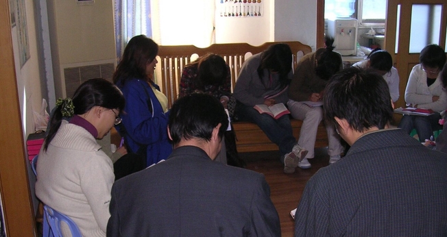 Cristãos reunidos em oração. (Foto: Open Doors)