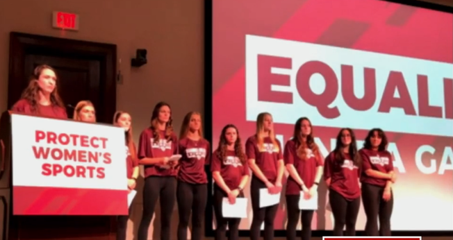 Nadadoras americanas protestam contra um homem biológico na equipe. (Captura de tela/Vídeo Outkick).