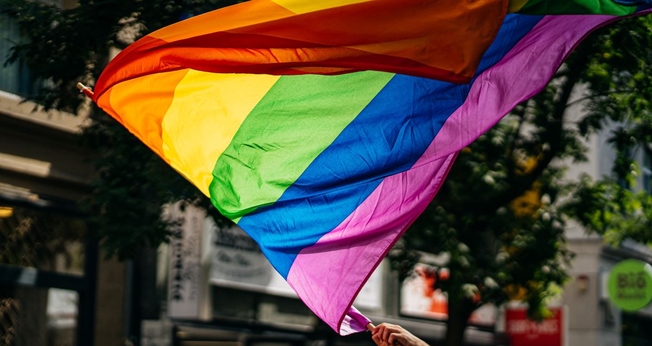 Lei que proíbe menores em parada gay entra em vigor nesta sexta-feira (06). (Foto ilustrativa: Unsplash/Raphael Renter)
