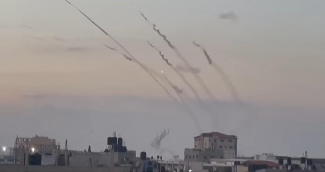 Cenas do ataque a Israel através de mísseis. (Captura de tela/YouTube Jovem Pan News)