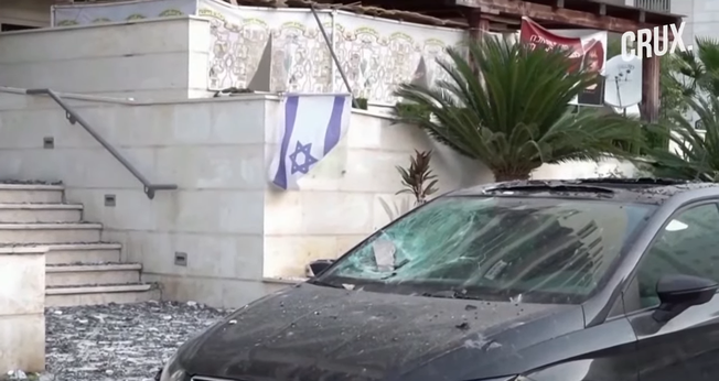 Cenas dos efeitos devastadores dos ataques do Hamas a Israel. (Captura de tela/YouTube/Crux)