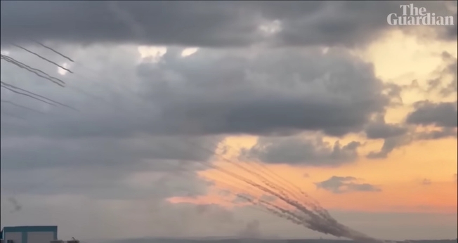 Ataque a Israel pelo Hamas. (Captura de tela/YouTube/The Guardian)