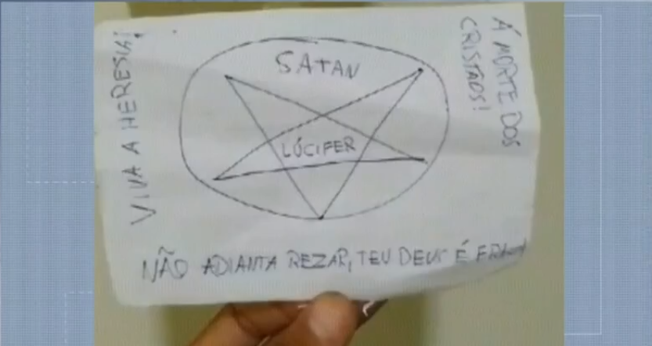 Os criminosos vilipendiaram o altar do templo com um ritual satânico. (Foto: Reprodução/G1).