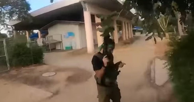 Terrorista prestes a atacar um kibutz. (Captura de tela/YouTube CNN Brasil)