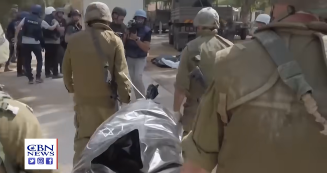 Dezenas de vítimas dos terroristas foram queimadas vivas. (Captura de tela/YouTube/CBN News)