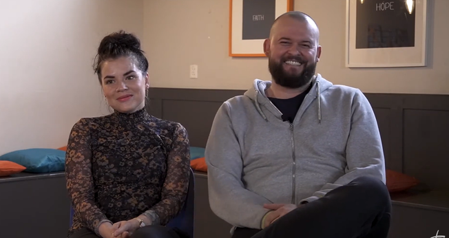 Enes e Christien. (Foto: Reprodução/YouTube/SjaloomHeerhugowaard)