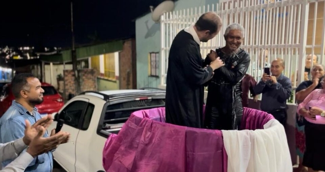 Antonio dos Santos foi batizado em um tanque improvisado em Manaus. (Foto: Reprodução/YouTube/Adventistas Amazonas Roraima).