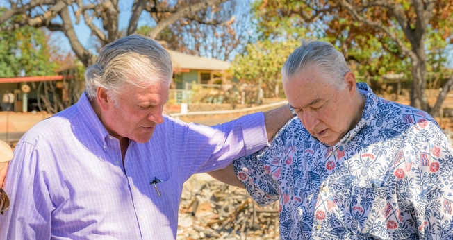 Franklin Graham orando pelo pastor Arza Brown. (Foto: Reprodução/Billy Graham Evangelistic Association)
