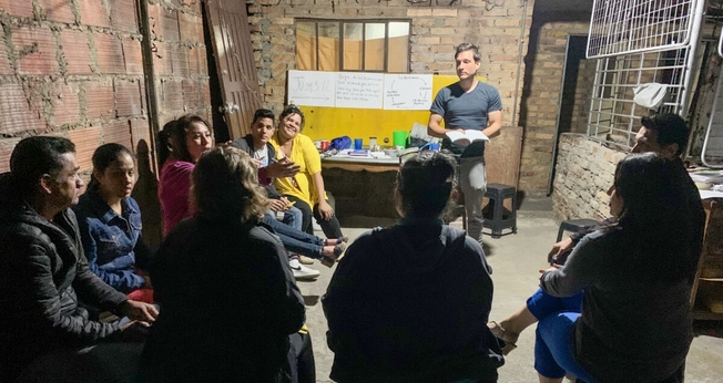 Missionário do IMB, Matthew Fisher, com um grupo em Bogotá, Colômbia. (Foto: Reprodução IMB)