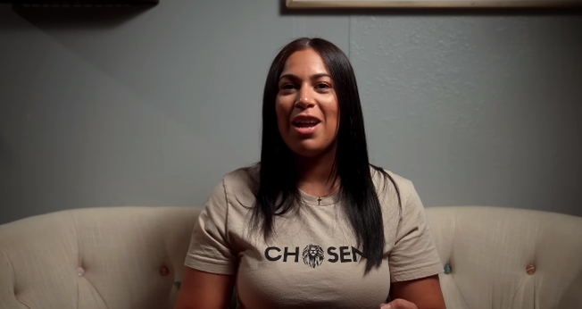 Yamisbel Garcia conheceu a verdade do Evangelho e foi transformada. (Foto: Reprodução/YouTube/Delafé Testimonies).