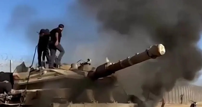 Momento em que os terroristas do Hamas tomam um tanque de Israel. (Captura de tela vídeo G1)