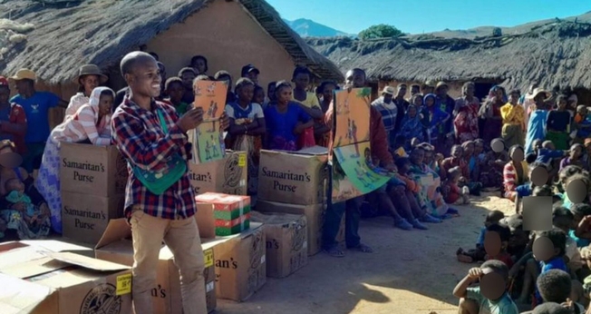 As crianças Bara em Madagascar ouvem com interesse o Evangelho pela primeira vez. (Foto: Reprodução/Samaritan's Purse)