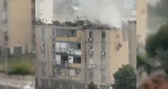 Foguete lançado pelo Hamas atinge prédio residencial em Tel Aviv. (Captura de tela/X/N12)