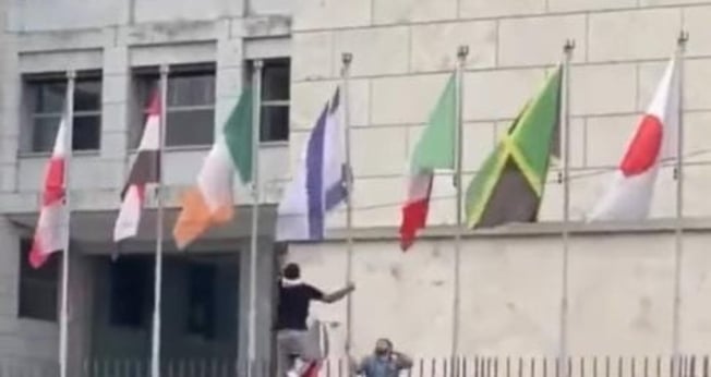 Momento em que um manifestante pró-Hamas arranca a bandeira de Israel. (Captura de tela: Vídeo Instagram Jewish Breaking News)