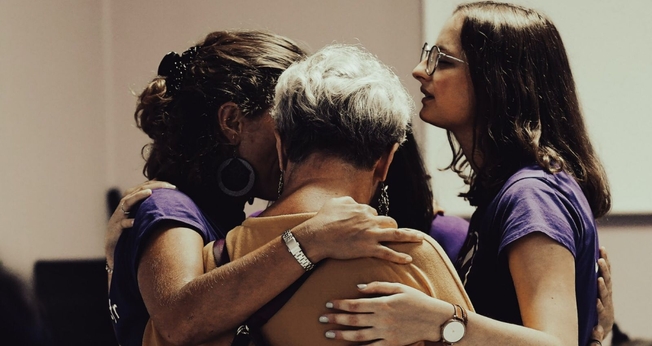  Mulheres orando juntas: (Foto: Ilustração/Unsplash/Jametlene Reskp)