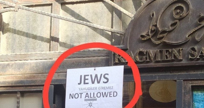 Cartaz “Judeus não são permitidos” na porta de uma livraria em Istambul. (Foto: Reprodução/X/Verdades e Nada Mais)