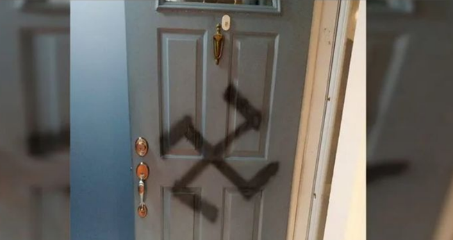 Suástica nazista pichada em porta. (Foto representativa: Jewish Breaking News)